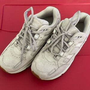 Vionic size 6 women’s sneakers light purple in color.